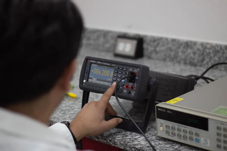 Equipo técnico realizando calibraciones